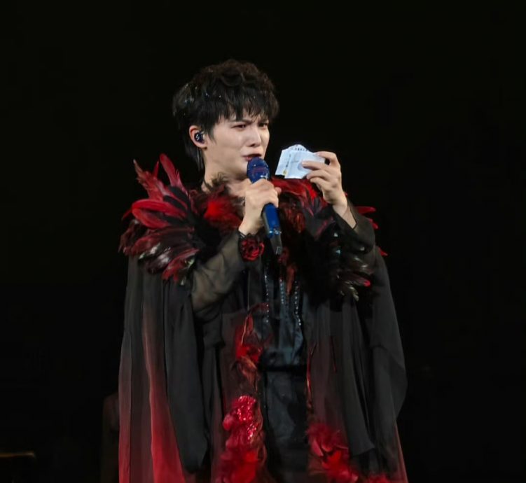 被女“生米”告白爆击心脏 周深当场腿软坐地