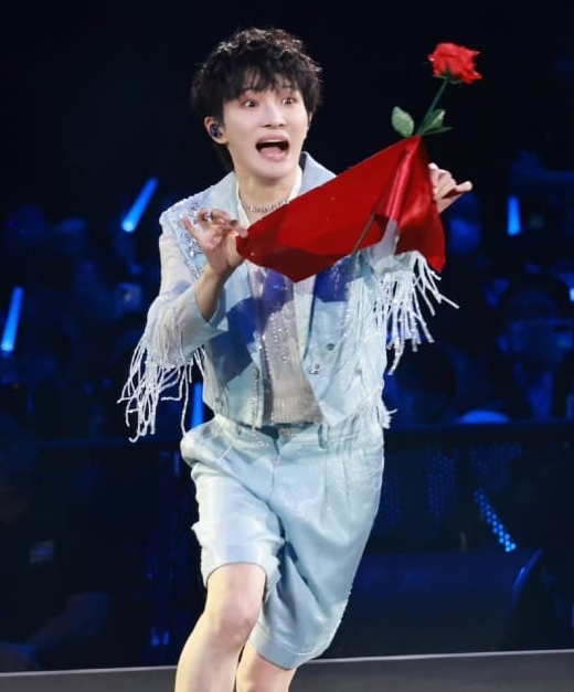 被女“生米”告白爆击心脏 周深当场腿软坐地