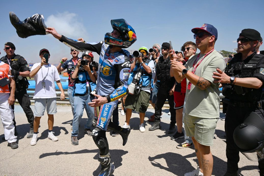 西班牙站MotoGP|哥哥马克·马奎兹早早摔车  亚历士首夺MotoGP冠军