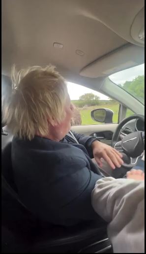 视频 | 英前首相约翰逊喂鸵鸟 反遭突袭