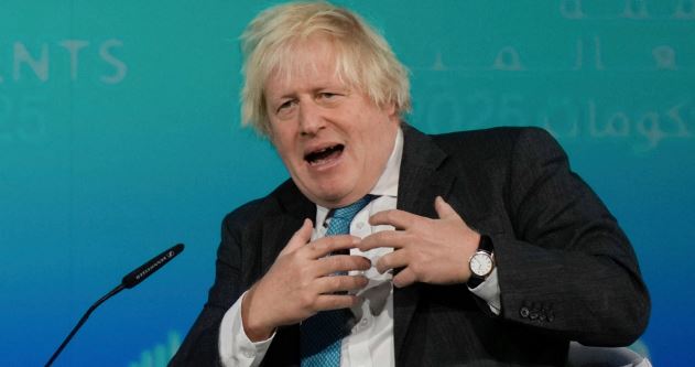 视频 | 英前首相约翰逊喂鸵鸟 反遭突袭