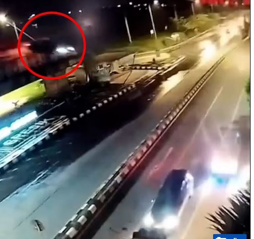 视频| 被Google地图导航老点! 印尼BMW从高架桥飞坠而下 车上2人奇迹只受轻伤