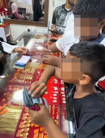 视频|2幼儿没乱花青包钱 母收礼物“金饰可保值”