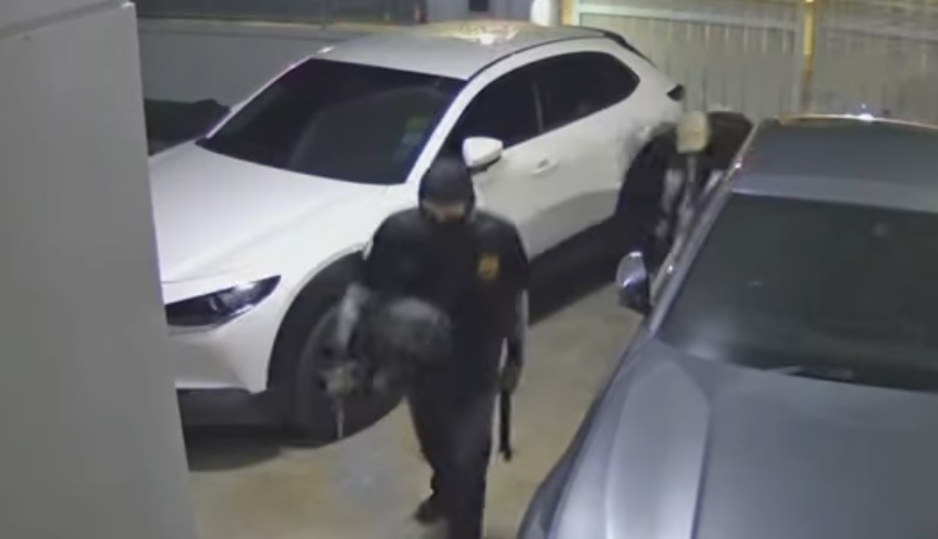 视频|2蒙面刀匪“断电”诱开门 住户机警逃过一劫