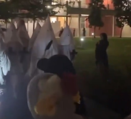 视频|“三K党”校园游行惹争议 玛拉工艺大学澄清：是课堂活动