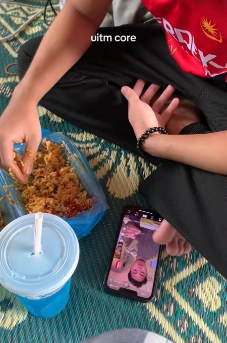 视频|为刷短视频练就绝技?男子竟边吃饭边用脚滑手机