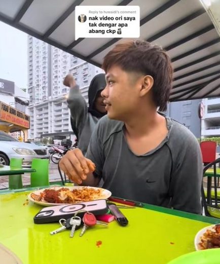 视频|乞讨遭拒恼羞成怒 女乞丐打人惹众怒