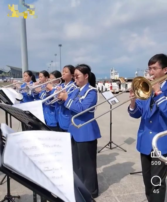 视频|习近平访马|加影育华中学管弦乐队 机场演奏2迎宾曲