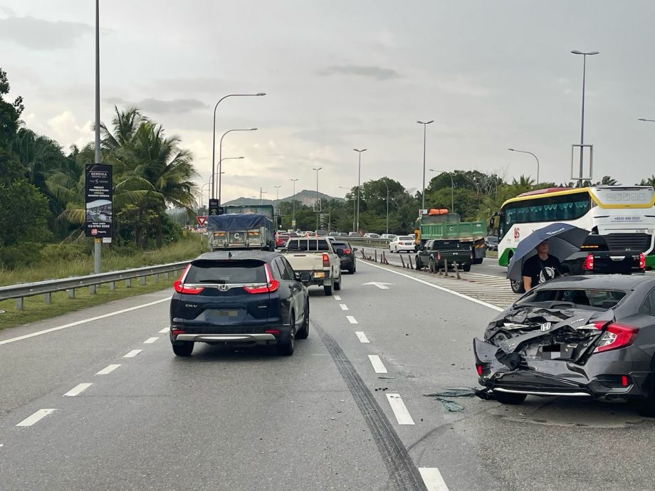 视频|倾斗罗里疑因刹车失灵 冲撞15车 幸无人伤