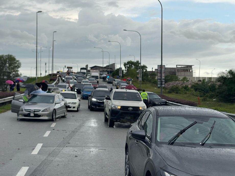 视频|倾斗罗里疑因刹车失灵 冲撞15车 幸无人伤