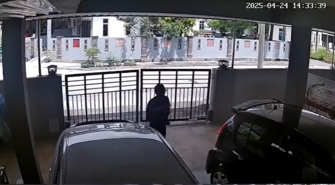 视频|回家下车前先警惕!陌生男闯车房讨钱吓坏女子