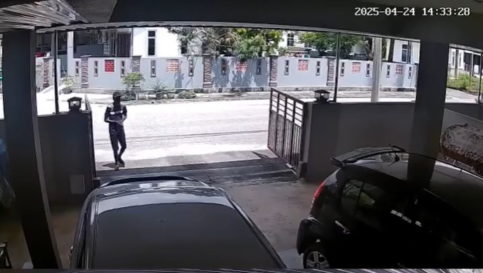 视频|回家下车前先警惕!陌生男闯车房讨钱吓坏女子
