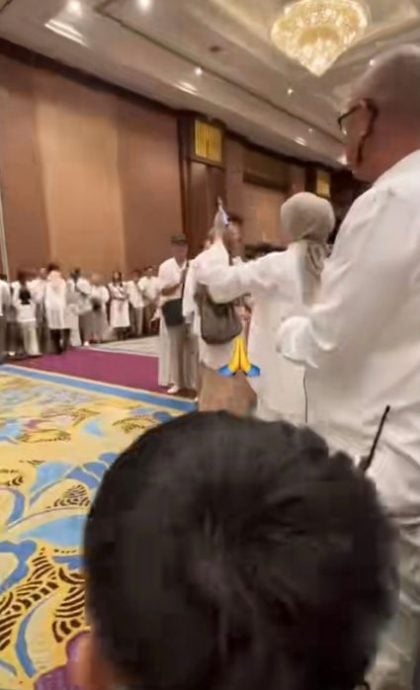 视频|家庭成员太多了！ 花1小时敬礼握手 还要挂名牌辨认