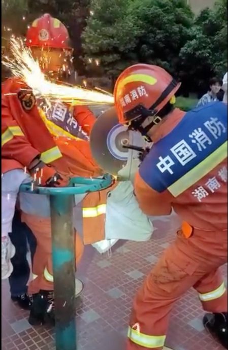 视频|小女孩卡健身设施成“青蛙腿” 消拯员暖心施救助解困