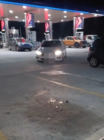 视频|忘了结过婚？全家回乡过节 男子竟将妻子留在油站