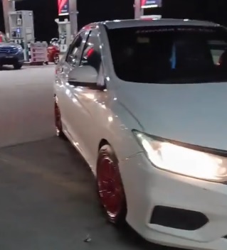 视频|忘了结过婚？全家回乡过节 男子竟将妻子留在油站