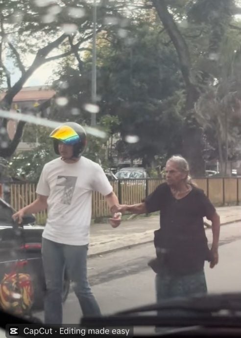 视频|搀扶蹒跚老奶奶过马路 暖心骑士获赞“国民榜样”