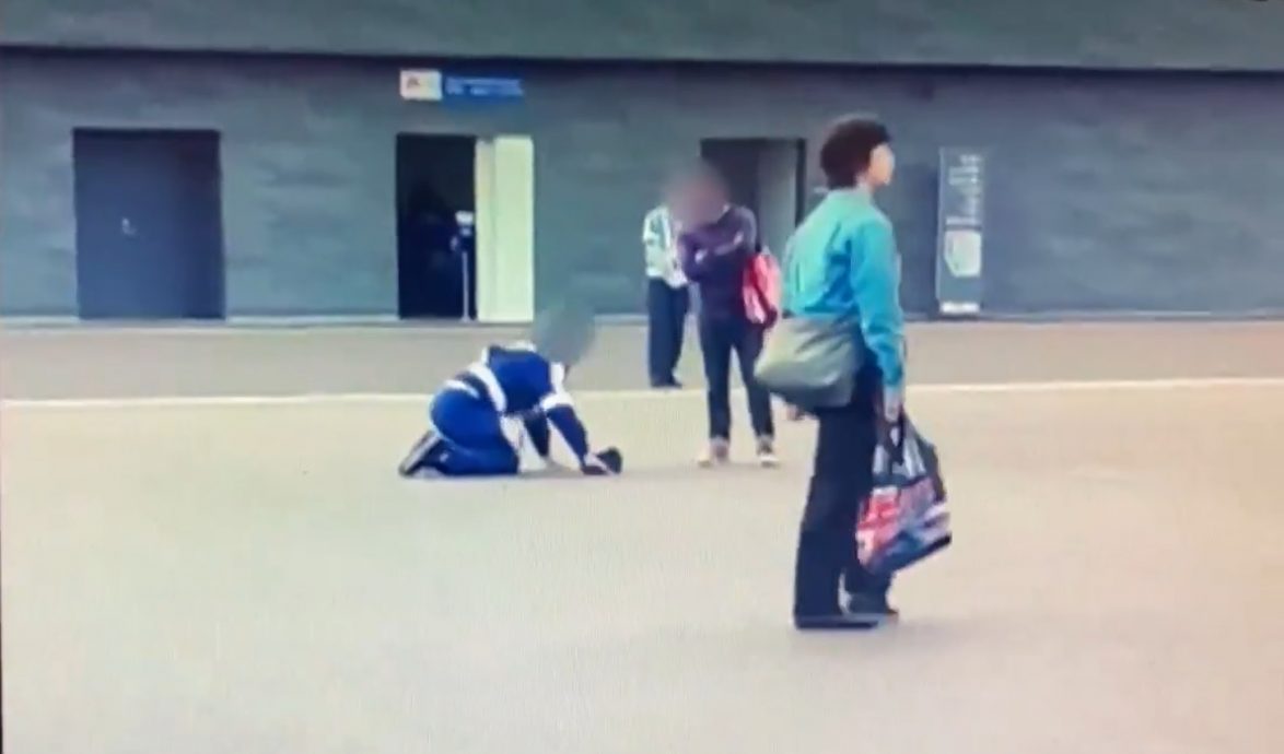 视频|日世博警卫当众下跪真相揭露！万博协会：警卫自愿的