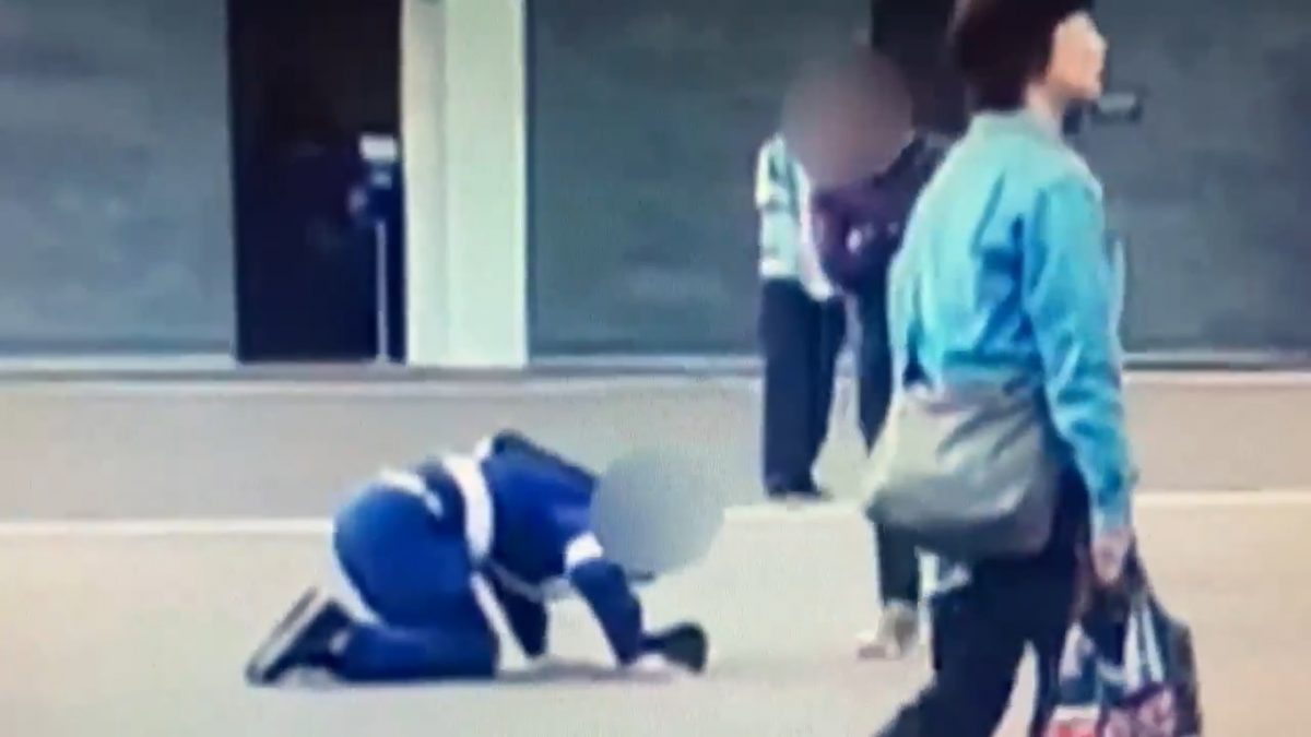 视频|日世博警卫当众下跪真相揭露！万博协会：警卫自愿的