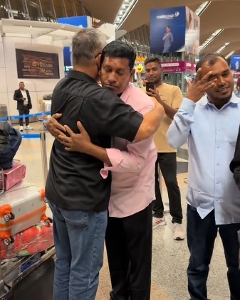 视频|机场送别主仆泪汪汪 “他们帮我打理农场18年”