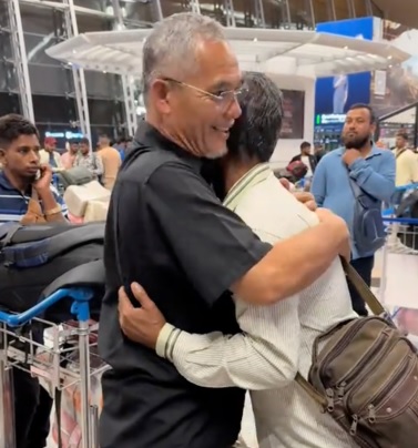 视频|机场送别主仆泪汪汪 “他们帮我打理农场18年”