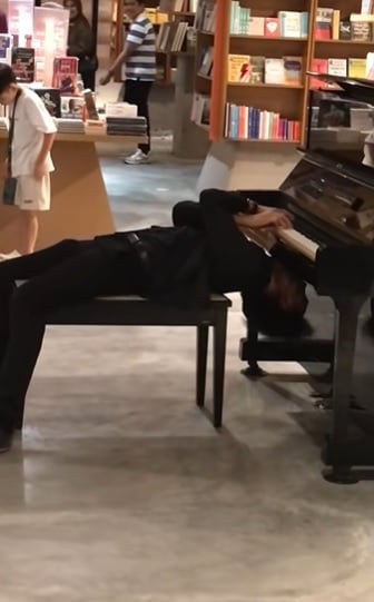 视频|男子仰躺弹钢琴 技惊四座 网:“不头晕吗?”