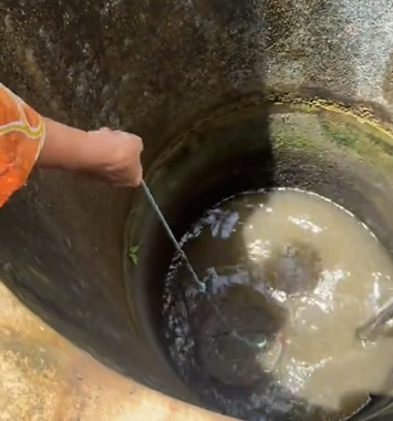 视频|男子打井水输婆婆 网亏：有肌肉没技巧