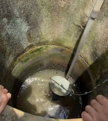 视频|男子打井水输婆婆 网亏：有肌肉没技巧