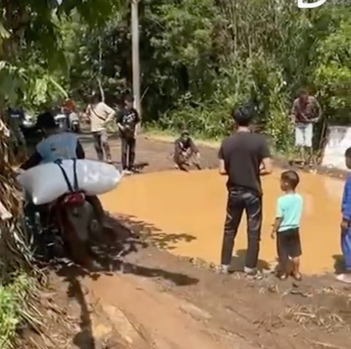 视频|路坑积水成“钓鱼场”? 村民烂路钓鱼讽政府不作为