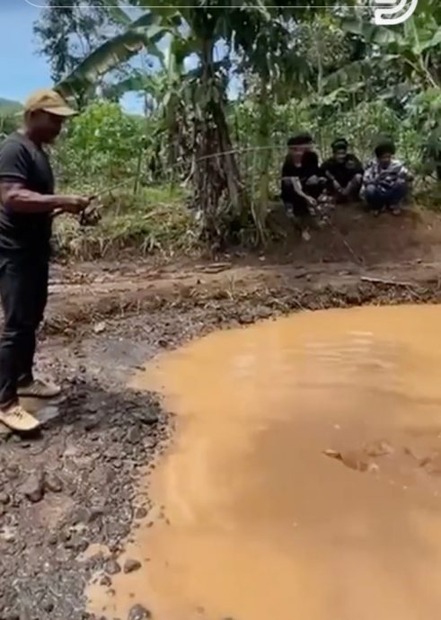 视频|路坑积水成“钓鱼场”? 村民烂路钓鱼讽政府不作为