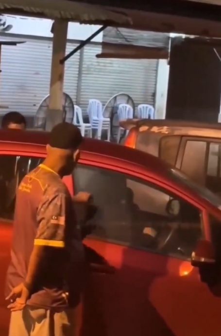 视频|车内亲热太投入?路人敲窗吓跑男女