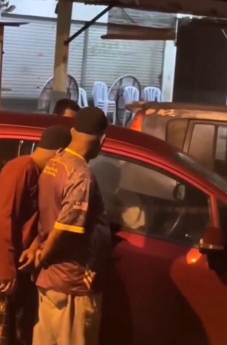 视频|车内亲热太投入?路人敲窗吓跑男女