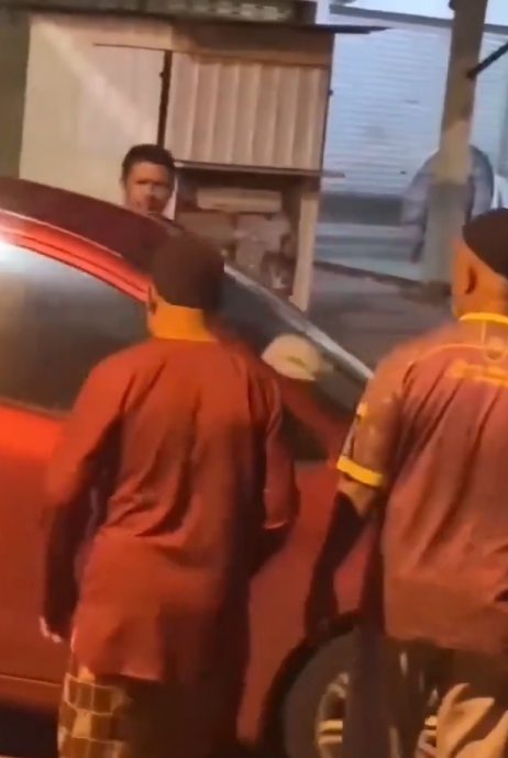 视频|车内亲热太投入?路人敲窗吓跑男女