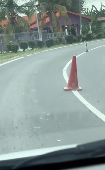 视频|过弯惊见路中摆墓碑 女司机吓醒立马减速