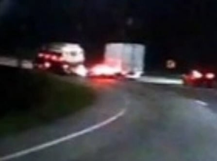 视频|迈凯伦超车不遂酿祸 卡在货车油槽车中间