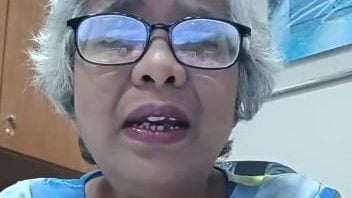 视频 | 青年只有现金买不到火车票 妇女代反映问题遇无礼对待