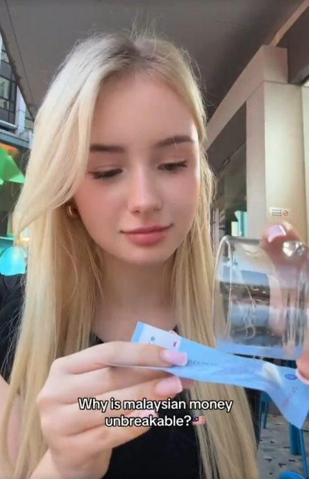 视频|RM1纸钞撕不烂还防水 外籍女赞叹：坚不可摧！