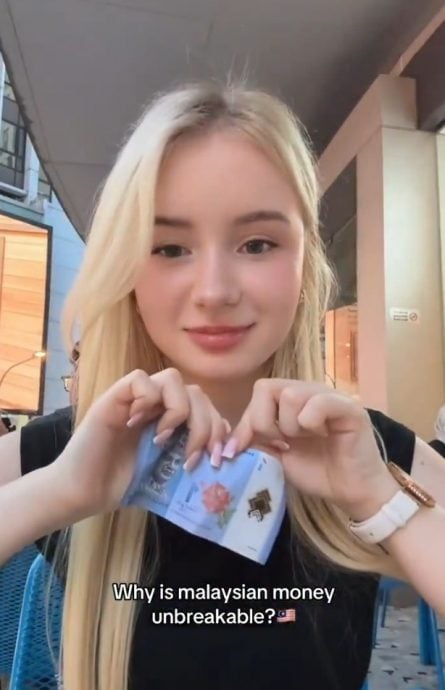 视频|RM1纸钞撕不烂还防水 外籍女赞叹：坚不可摧！