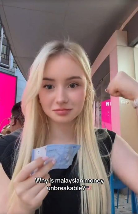 视频|RM1纸钞撕不烂还防水 外籍女赞叹：坚不可摧！