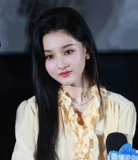 解封后首露面 宋祖儿大方回应大小眼