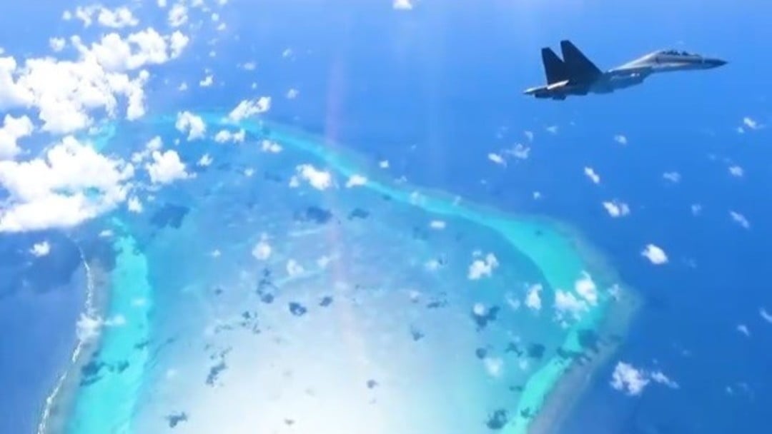 解放军指菲律宾护卫艇侵入黄岩岛 海军跟监驱离