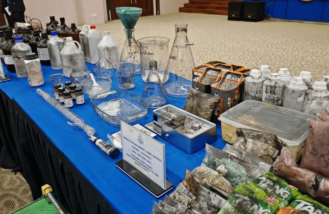 警方瓦解2个贩毒集团，破获非法毒品加工实验室，起600万毒品。