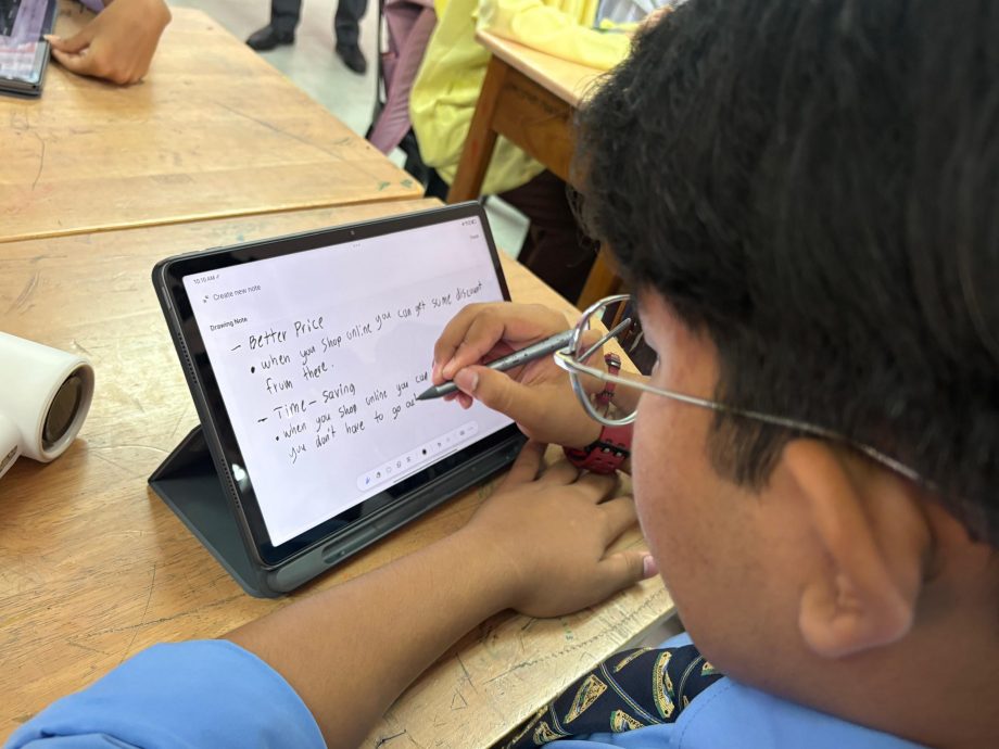 请签发(全国版)槟州成全国首个实现所有学校配备智能白板州属 教长希望2027年扩大到全国学校