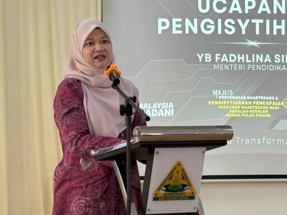 请签发(全国版)槟州成全国首个实现所有学校配备智能白板州属 教长希望2027年扩大到全国学校