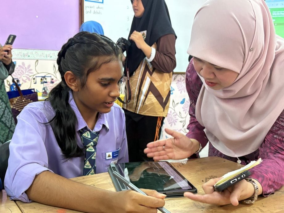 请签发(全国版)槟州成全国首个实现所有学校配备智能白板州属 教长希望2027年扩大到全国学校