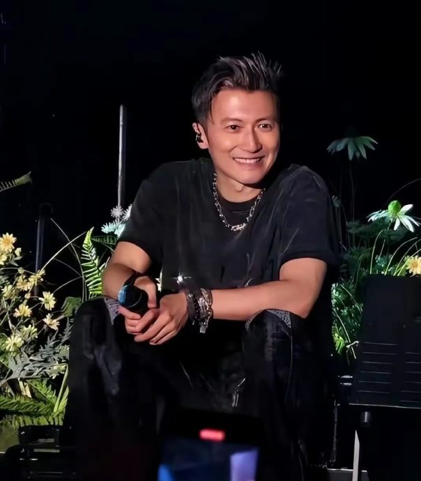 谢霆锋冧唱订情曲《玉蝴蝶》 王菲陶醉闻歌起舞