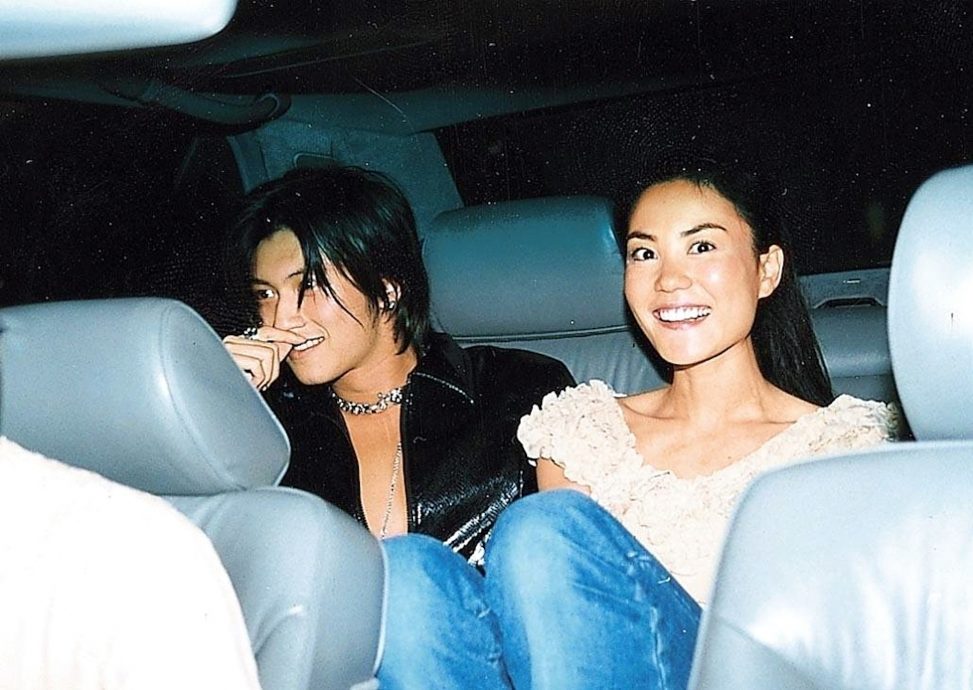 谢霆锋冧唱订情曲《玉蝴蝶》 王菲陶醉闻歌起舞