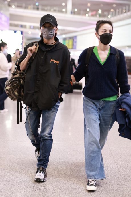 谢霆锋冧唱订情曲《玉蝴蝶》 王菲陶醉闻歌起舞