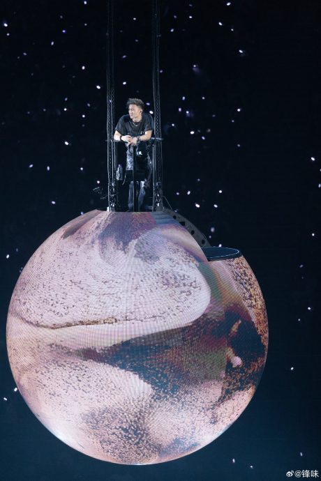 谢霆锋升3层楼高想爆粗 启德首唱音响太烂被“灭音”