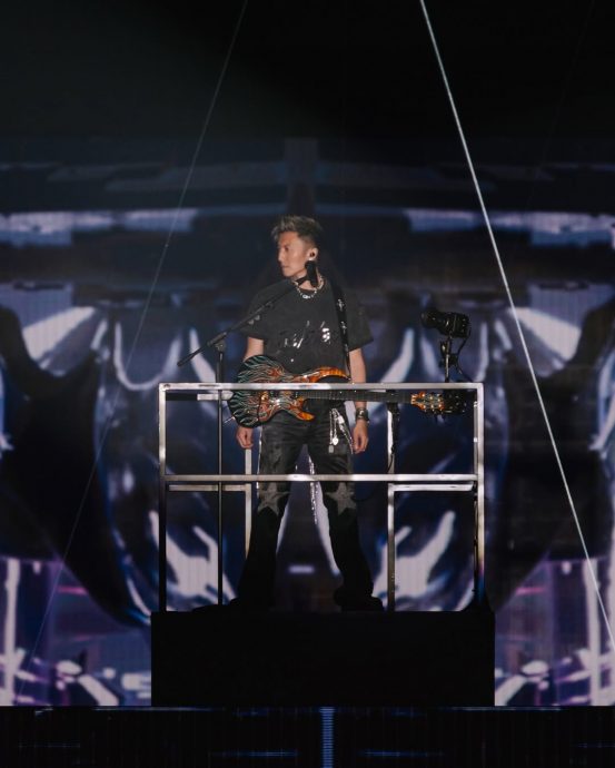 谢霆锋升3层楼高想爆粗 启德首唱音响太烂被“灭音”